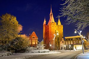 Zwolle Sassenpoort altes Stadttor an einem kalten Winterabend wi
