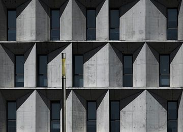 Architectuurfoto van gevel  met straatverlichting in Pamplona, Spanje van Wim Schuurmans