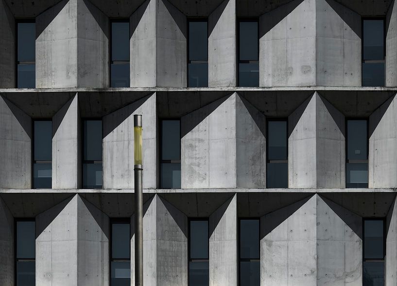 Architectuurfoto van gevel  met straatverlichting in Pamplona, Spanje van Wim Schuurmans
