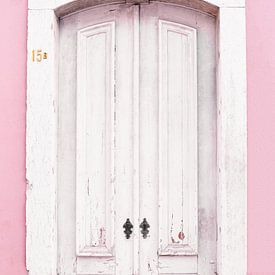 De witte deur van Lissabon | Kleurrijke reisfotografie Portugal van Mirjam Broekhof