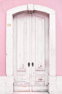 Lisbon's white door | Colourful travel photography Portugal by Mirjam Broekhof
