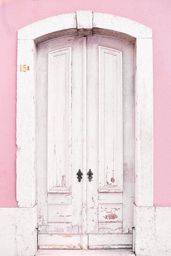 Lisbon's white door | Colourful travel photography Portugal