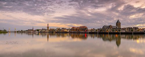 Kampen vanaf de IJssel tijdens zonsondergang