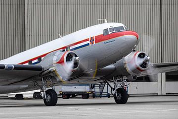 DDA Douglas DC-3 klaar voor vertrek. van Maxwell Pels