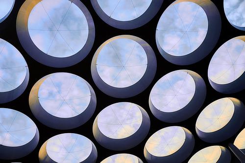 Gaten patroon in het Bollendak voor het Centraal Station Utrecht