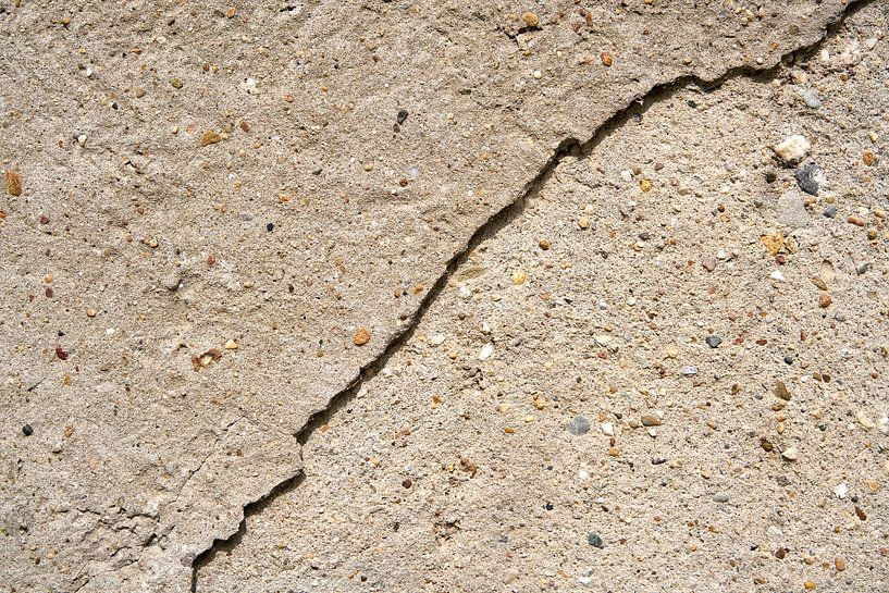 Cracks in a dilapidated old facade of concrete by Heiko Kueverling