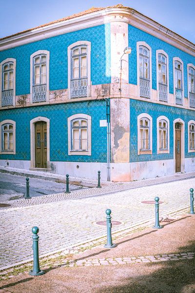 Blauw huis in Silves, Portugal van Antoine Ramakers