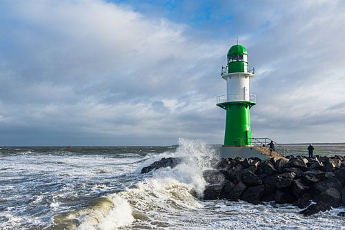 De pier aan de Baltische kust in Warnemünde op een stormachtige dag.