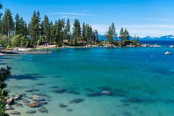 Het heldere blauwe water van Lake Tahoe, Californië van Linda Schouw