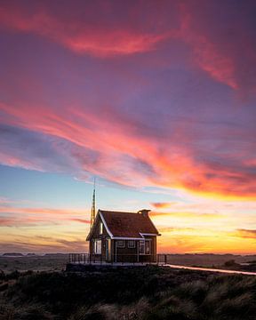 Poste d'aiguillage sous un ciel de nuages magique ! sur Bram Veerman