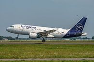 Opstijgende Lufthansa Airbus A319-100. van Jaap van den Berg thumbnail