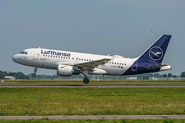 Opstijgende Lufthansa Airbus A319-100. van Jaap van den Berg