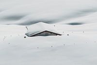 Verschneite Hütte in den österreichischen Alpen