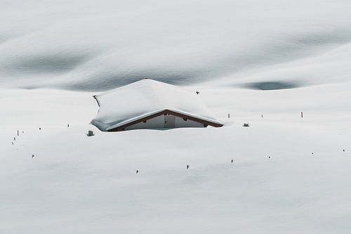 Besneeuwd Huisje in de Oostenrijkse Alpen