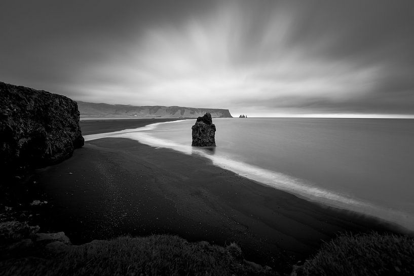 Kirkjufjara IJsland zwarte zand strand van Leon Brouwer