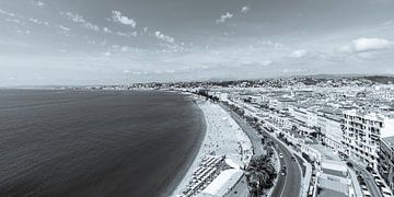 Promenade des Anglais en oude stad in Nice - monochroom van Werner Dieterich