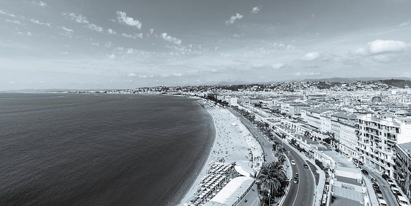Promenade des Anglais and old town in Nice - monochrome by Werner Dieterich