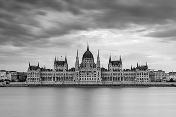 Het parlementsgebouw in Boedapest aan de Donau van Roland Brack