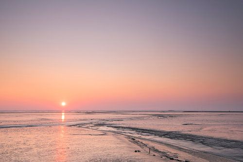 Zonsopkomst over het wad en de Eems