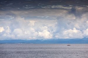 Ein einsames Segelboot auf dem Wasser