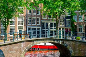 Brug en woontboot in Amsterdam in het voorjaar van Sjoerd van der Wal Fotografie