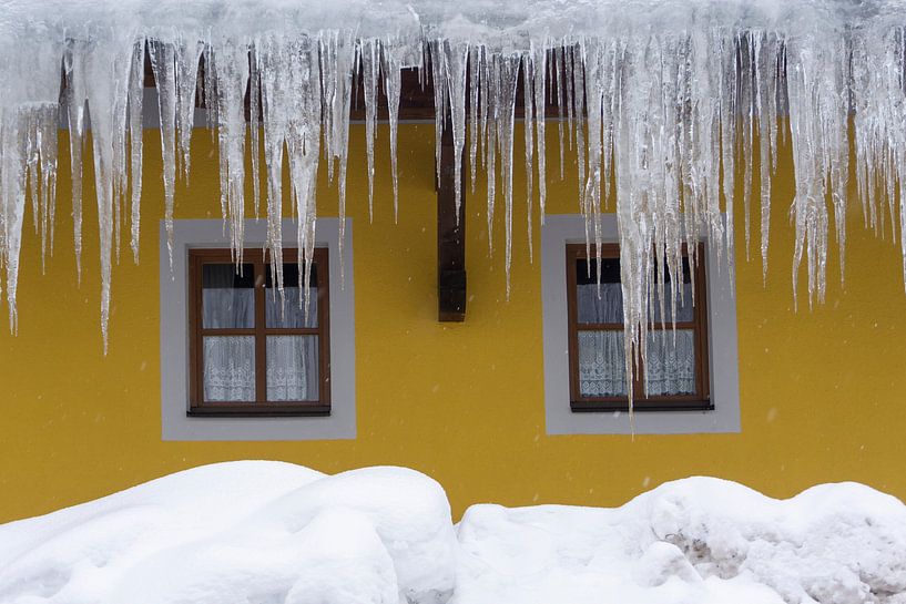 Eiszapfen an einem Haus von Barbara Brolsma