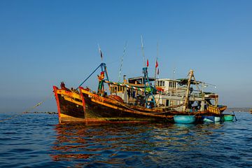 Bateau de pêche dans le port de Mui Ne au Vietnam sur Roland Brack