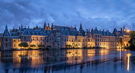 Eine schöne Wolkendecke zieht am Hofvijver und am Innenhof vorbei.