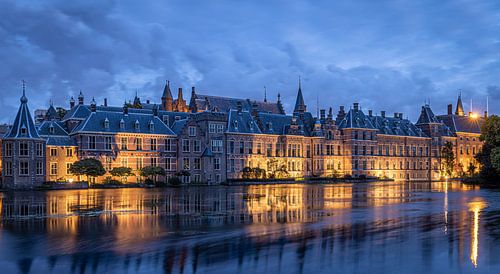 Een prachtig wolkendek trekt langs de Hofvijver en het binnenhof.