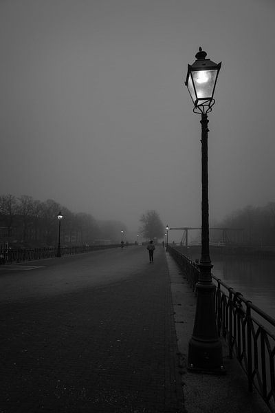De brandende lantaarn op de Muntsluisbrug in Utrecht (zwartwit) van André Blom Fotografie Utrecht