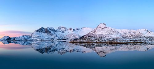 Zonsopkomst over een fjord op de Lofoten in de winter