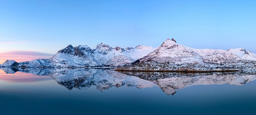 Zonsopkomst over een fjord op de Lofoten in de winter van Sjoerd van der Wal Fotografie