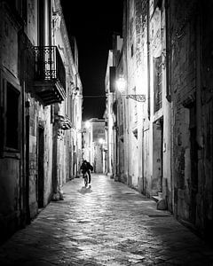 Biker in Lecce, Italy van Jeroen Middelbeek