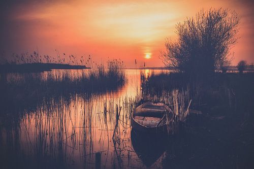 Sfeervolle zonsondergang boven het meer