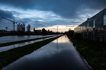 Regenachtige reflecties aan het kanaal van Werner Lerooy