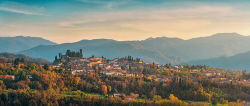 Barga panoramisch uitzicht in de herfst, Garfagnana
