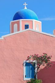 Griechenland, Santorin Blaue Rosenkuppelkirche mit Bougainville von Caroline Drijber