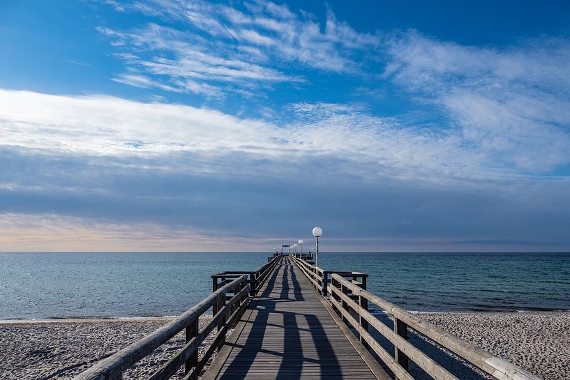 Seebrücke an der Ostseeküste in Rerik van Rico Ködder