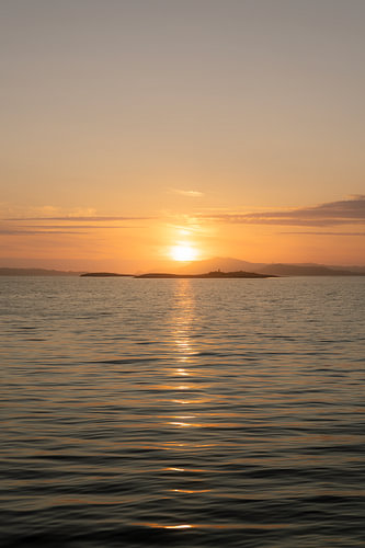 Coucher de soleil sur le Hidlefjorden — Composition verticale de la côte norvégienne