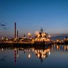 rotterdam shell pernis raffinerie raffinerie blue hour schiffe von Marco van de Meeberg