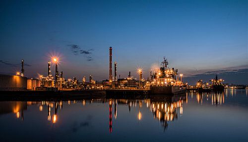 rotterdam shell pernis refinery refinery blue hour vessels