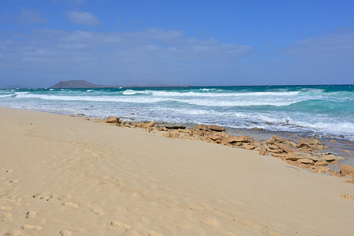 Strand von Corralejo auf Fuerteventura mit der Insel Lanzarotte im Hintergrund