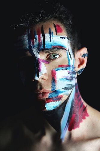 Abstracte portretfoto met expressieve verf
