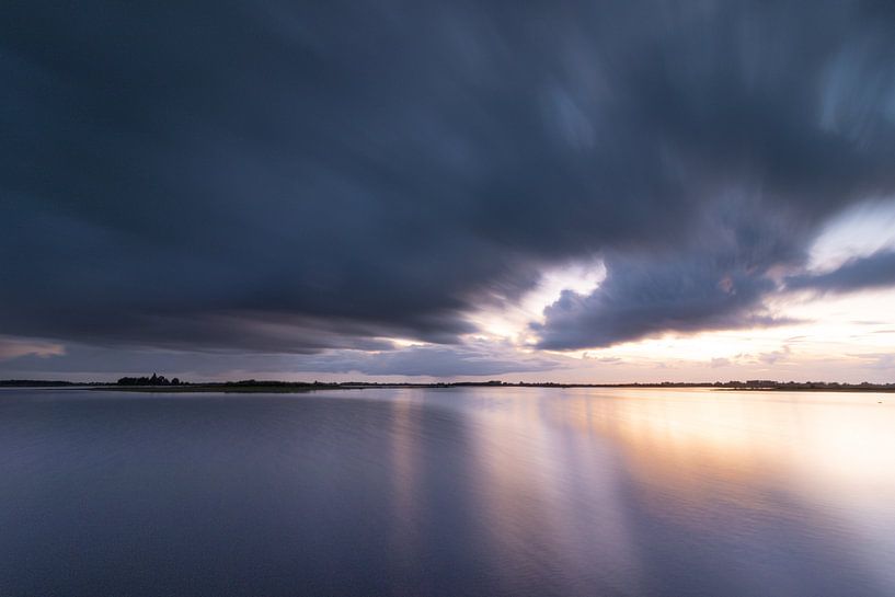 Het gladde wateroppervlak van het Dannemeer van P Kuipers