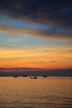 Zonsondergang in Thailand. van Vanessa D.