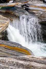 Krachtige waterval in de Alpen
