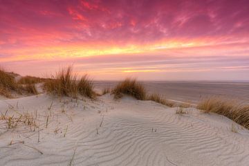 Sonnenuntergang in den Dünen von Texel von Rob Kints