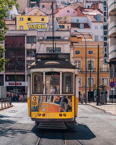 Kleurrijke tram in Lissabon
