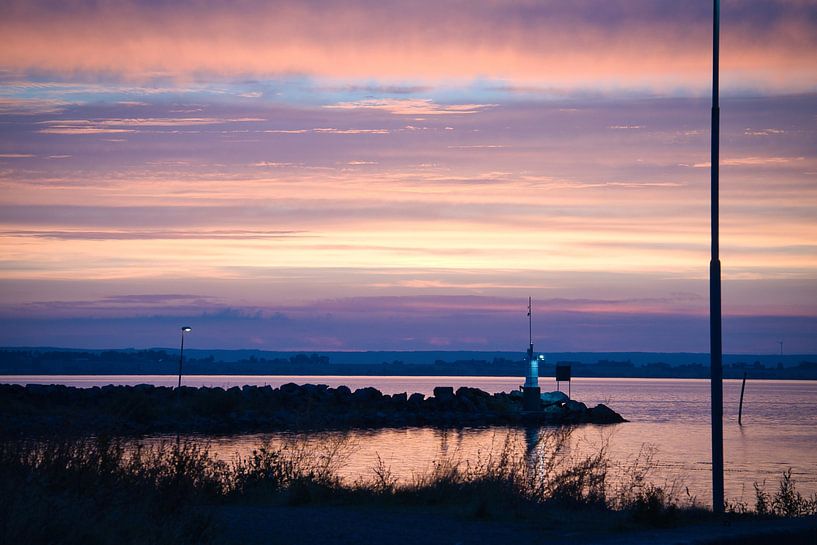 Vuurtoren in de haven bij zonsondergang van Martin Köbsch