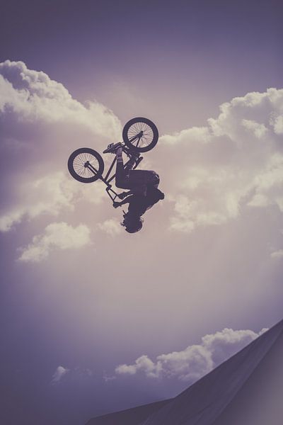 Kopf über im Himmel – BMX-Backflip in Perfektion von Thorsten Güttes / 25pictures